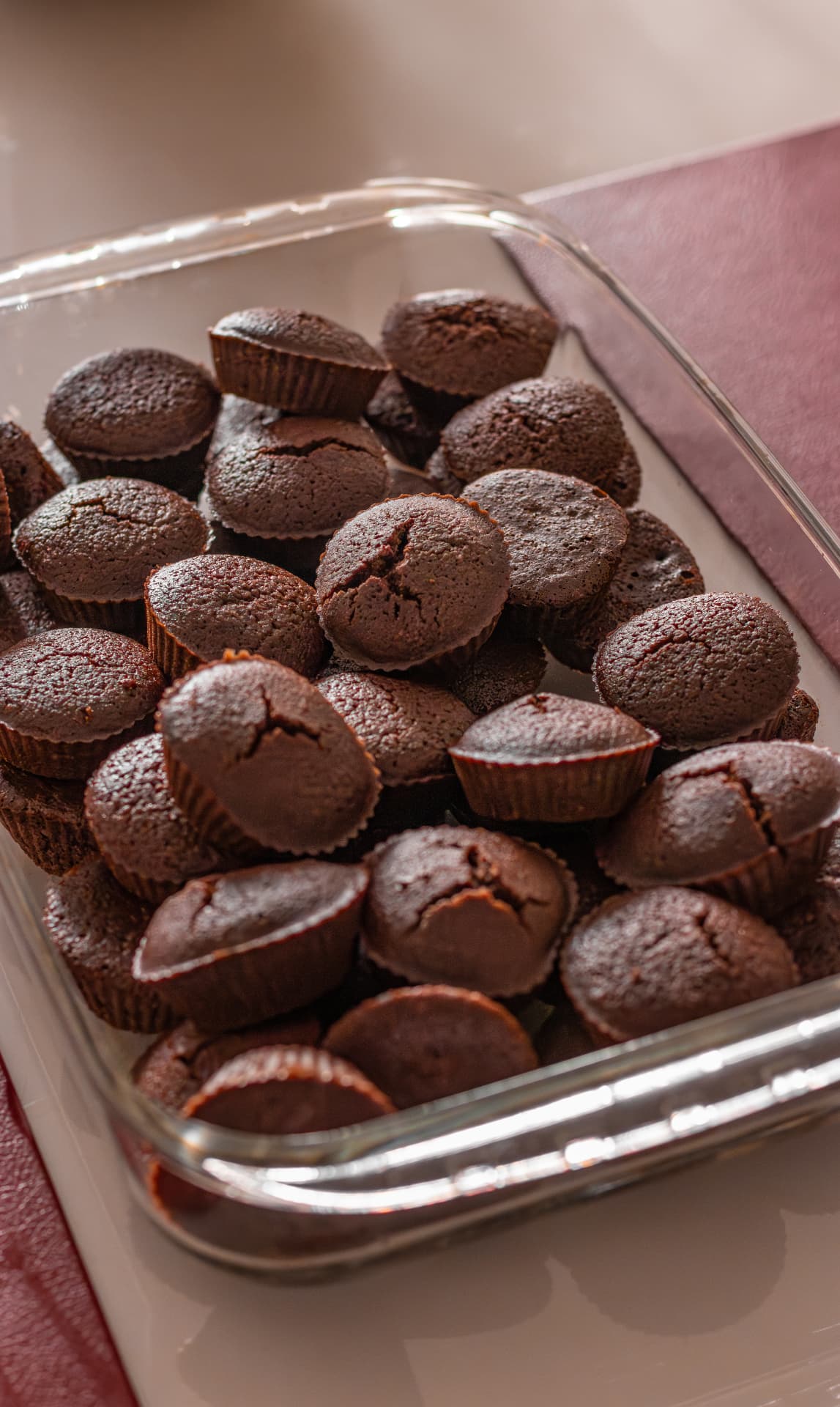 Pote de vidro cheio de bolinhos de chocolate